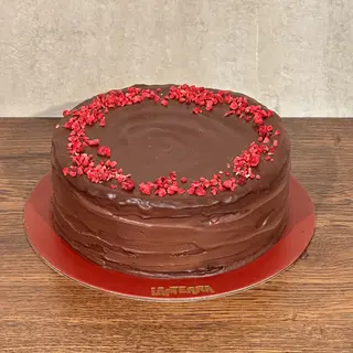 Tort ciocolatos cu inserție de zmeură