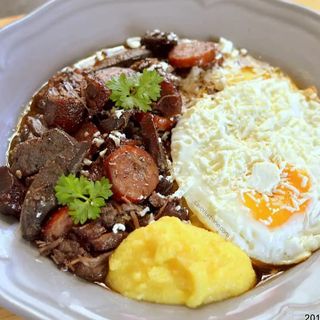 Tochitură moldovenească la garniță cu mamaligă și ou