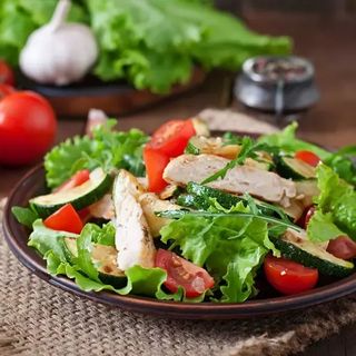 Salată de curcan cu sos de iaurt