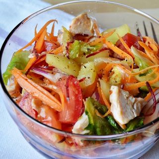 Salată de crudități cu pui