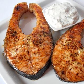 Somon la grătar cu sos tzatziki
