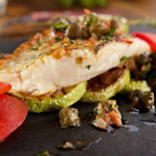 File de șalău cu mix de susan și piure de telină / mazăre