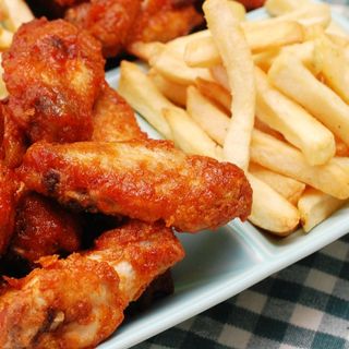 Aripioare picante cu mămăliguță și mujdei