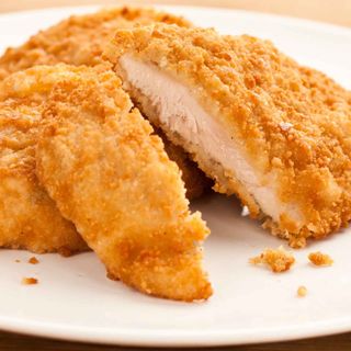 Șnițel de pui cu sos tzatziki