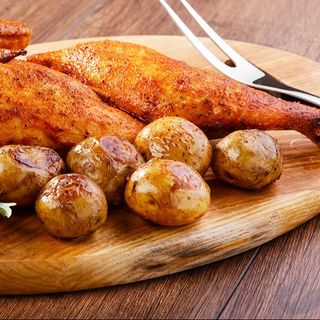 Jumătate de pui cu cartofi wedges