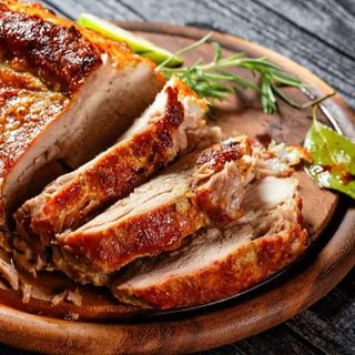 Mușchiuleț de porc cu sos de hribi și cartofi parizieni