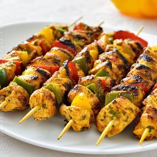 Frigărui de pui cu dovlecei și sos tzatziki