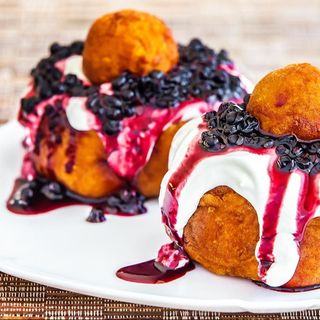 Papanași cu dulceață și smântână