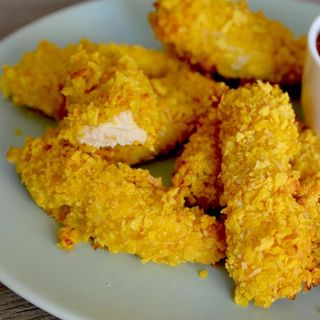 Pui crispy cu cartofi steakhouse și sos de maioneza