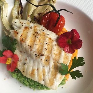 File de doradă cu cartofi gratinați și sos de lămâie