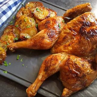 Pui rotisat cu cartofi steakhouse și sos BBQ