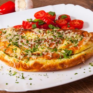 Omletă cu șuncă și cașcaval