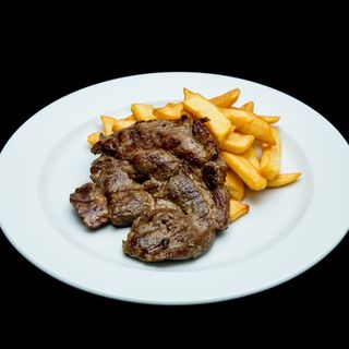 Ceafă de porc cu cartofi prăjiți