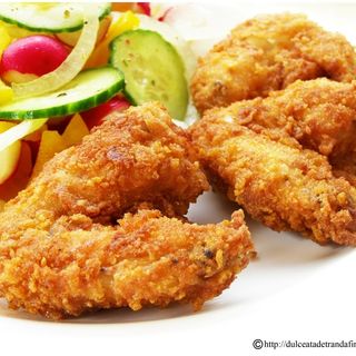 Aripioare picante cu cartofi prăjiți