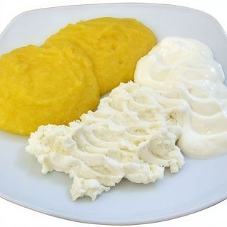 Mămăligă cu brânză și smântână