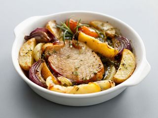 Cotlet de porc cu cartofi prăjiți