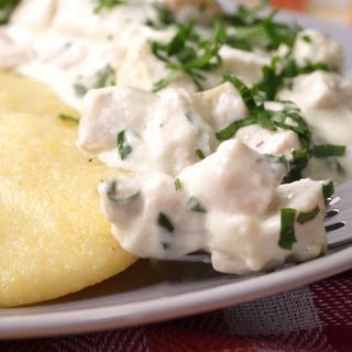 Pui cu smântână și mămăliguță