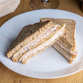 Sandwich cu Mortadella și Cașcaval