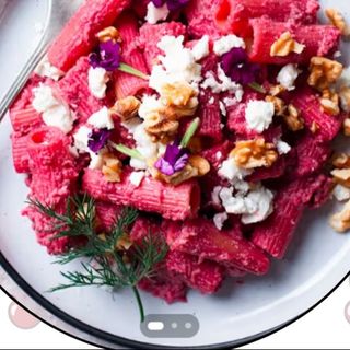 Rigatoni cu sos de sfecla rosie si nuci