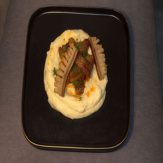 Ceafă țigănească cu slănină și piure de cartofi