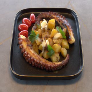 Caracatiță aromatizată trasă la tigaie cu cartofi rumeniți și copți