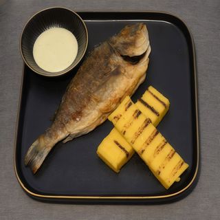 Doradă cu mămăligă aurie