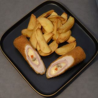 Cordon bleu crocant cu cartofi prăjiți de casă