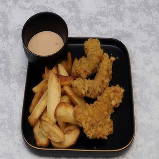 Crispy cu cartofi prăjiți și sos de usturoi