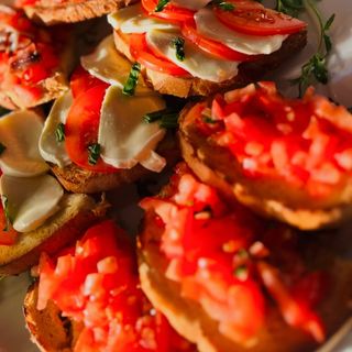 Bruschette pomodoro aglio (2buc)