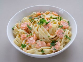 Tagliolini al salmone e gamberi