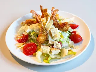 Insalata cezar cu creveti