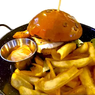 MENIU BURGER CRISPY FETA CU CARTOFI PRAJITI