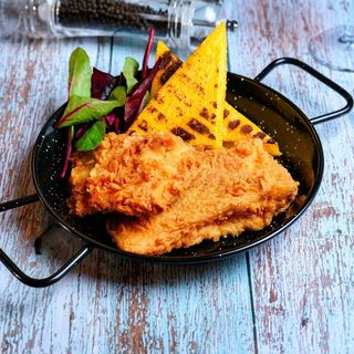 File de șalău prăjit cu mămăliguță și mujdei