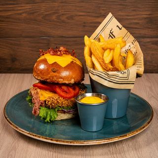 Burger cu pui crispy și cartofi