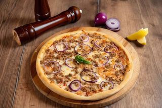 Pizza Tonno 30 cm (OFERTA 1+1)