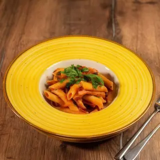 Penne cu sos roșu și bacon