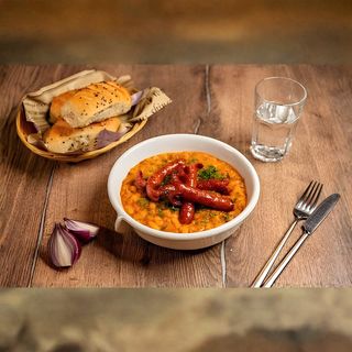 Mâncărică de fasole cu cârnăciori rumeniți