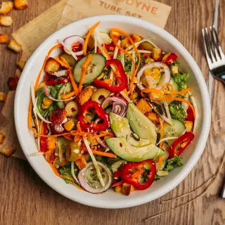 Salată în culori cu avocado