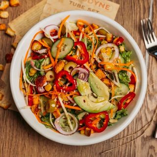 Salată în culori cu avocado