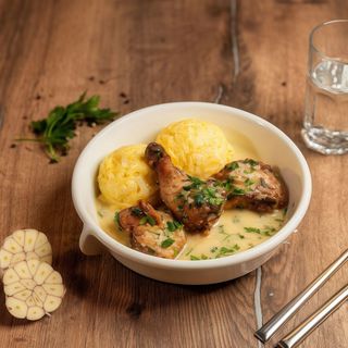 Pui moldovenesc la tuci cu budincă de mălai