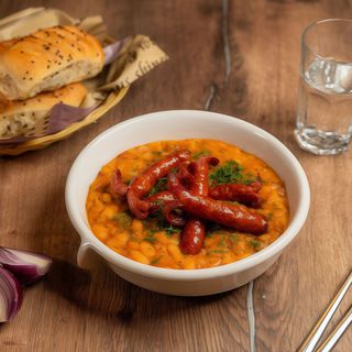 Mâncarică de fasole cu cârnăciori rumeniți