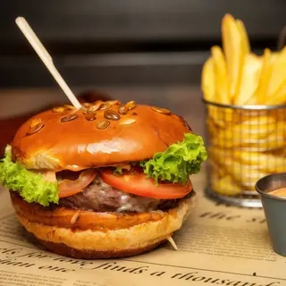 Burger clasic și cartofi prăjiți / wedges