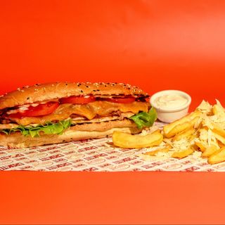 Sandwich cu pui la grill și bacon