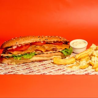 Sandwich cu pui la grill si bacon