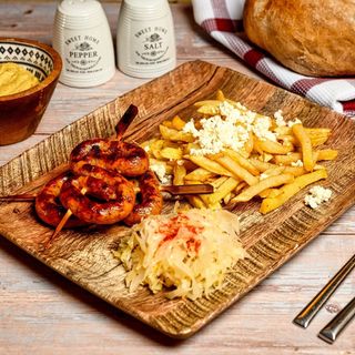 Cârnați liliput cu cartofi prăjiți și brânză