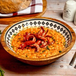 Mâncare de fasole cu cârnați