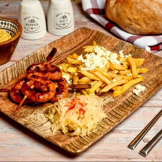 Cârnați liliput cu cartofi prăjiți și brânză