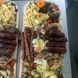 Platou cald  mix grill 2/4 persoane 3500 gr