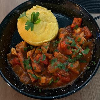 Tigaie picantă cu mămăligă