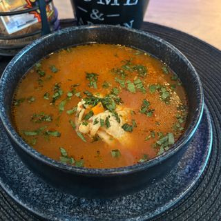 Ciorba de pui cu tăieței  + aripioare de pui cu garnitura